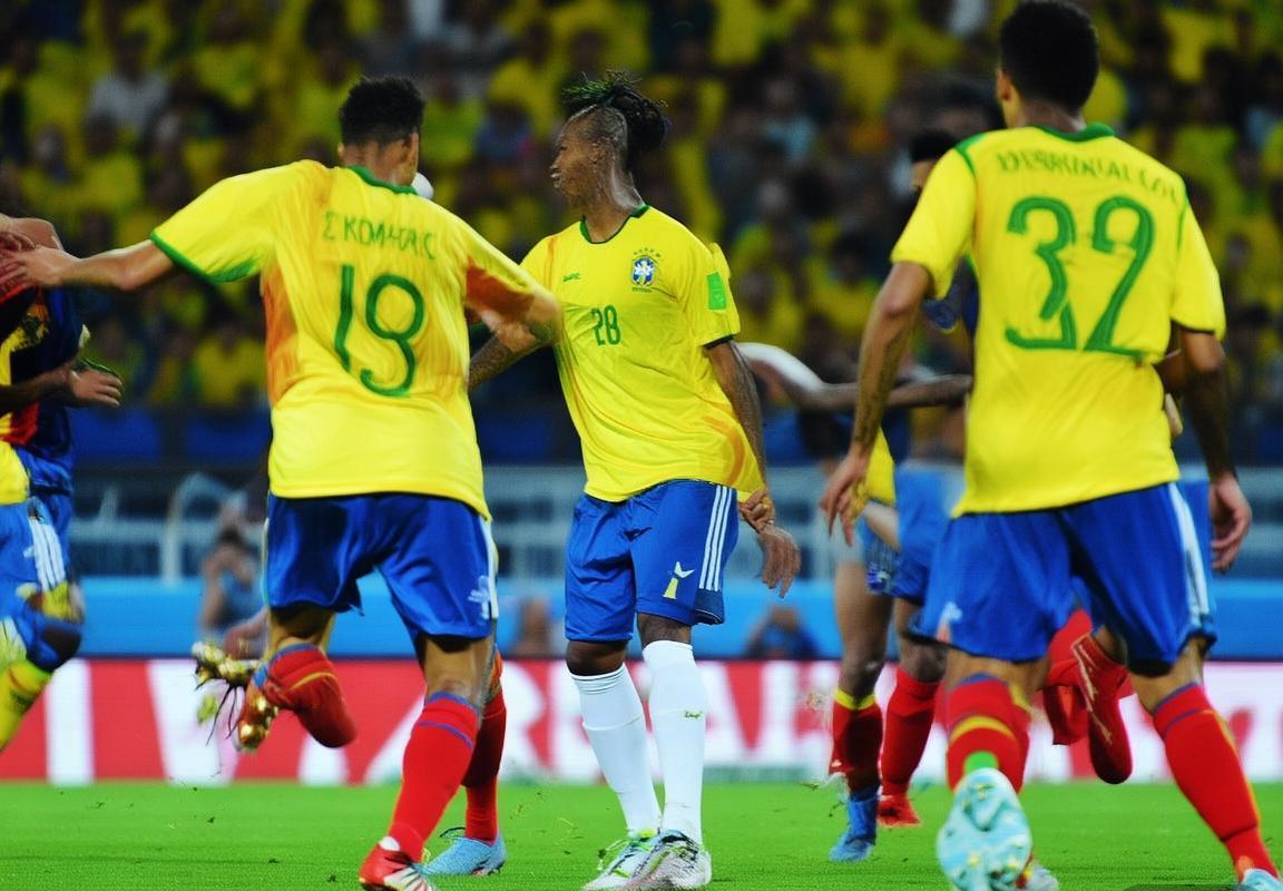 巴西哥伦比亚足球对决：经典瞬间回顾与未来展望(图2)